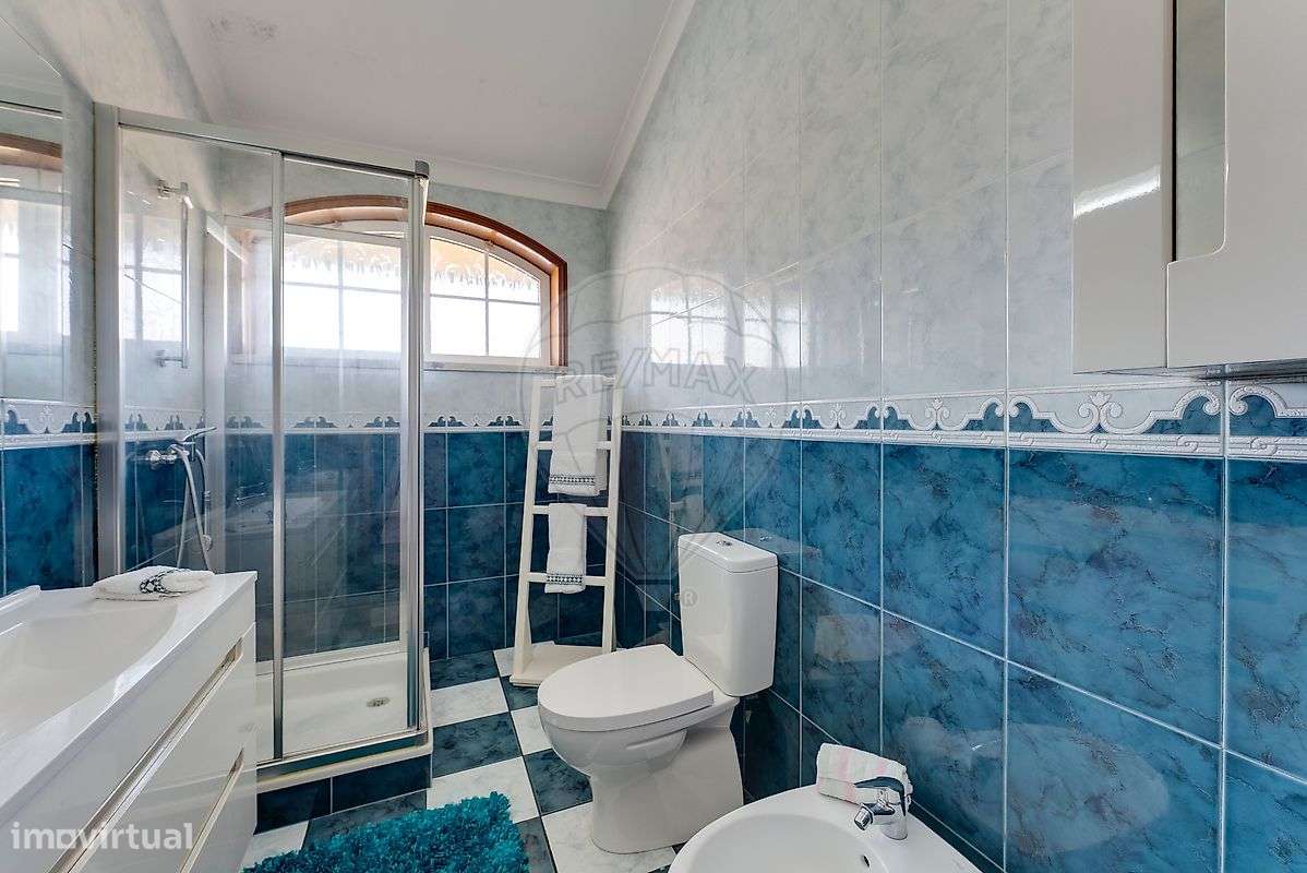 Moradia T5 com eficiência energética e vistas desafogadas em Assequins-19