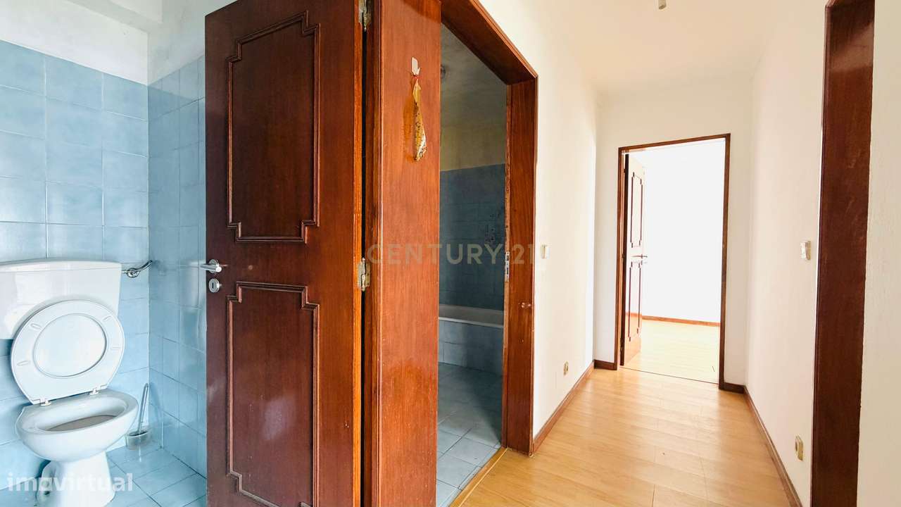 Apartamento T4 com Varanda e Arrecadação, no Centro do Pinhal Novo-20