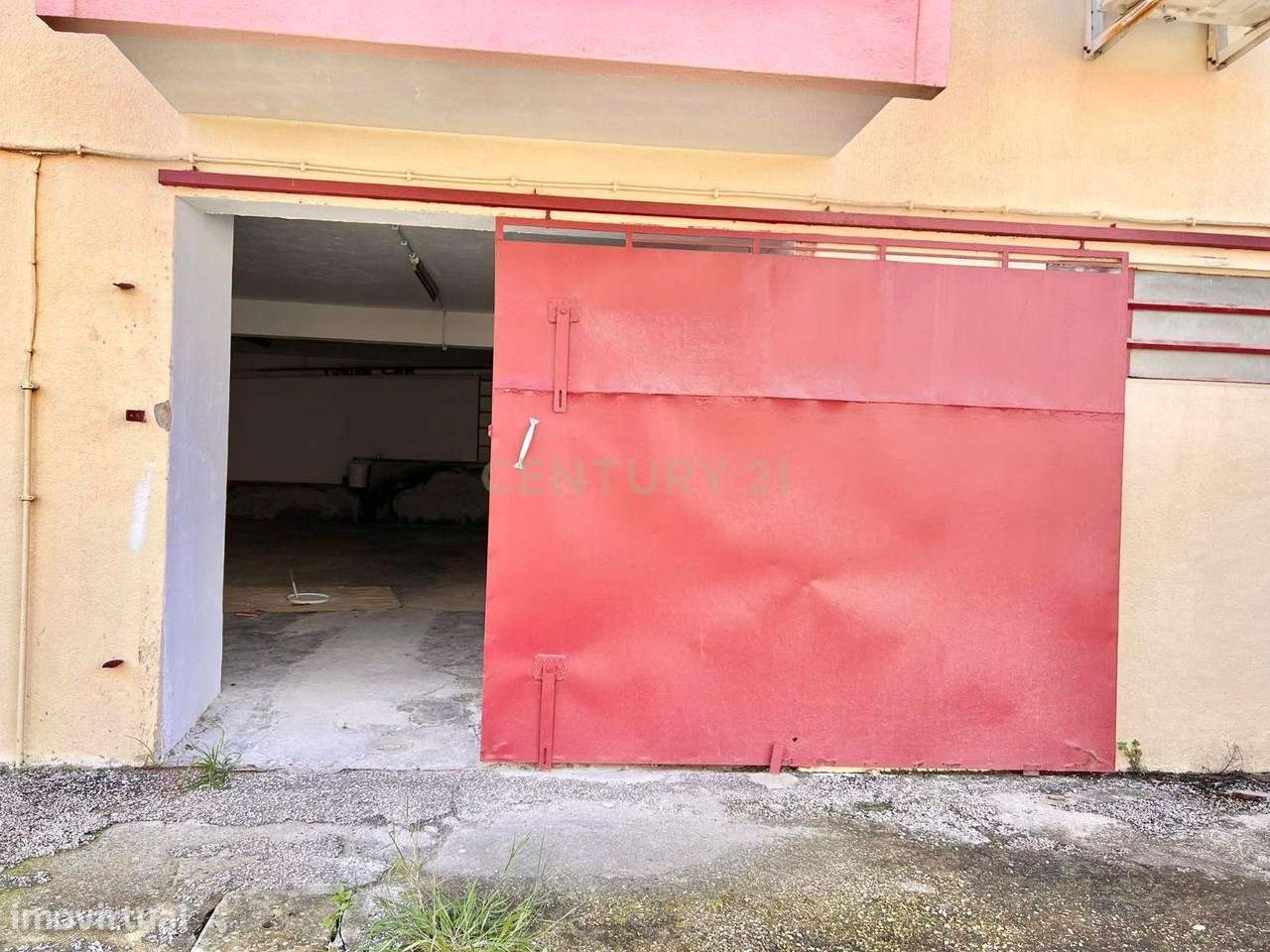 Venda conjunta de apartamento e dois armazéns em Caneças (Ponte da Bic-20