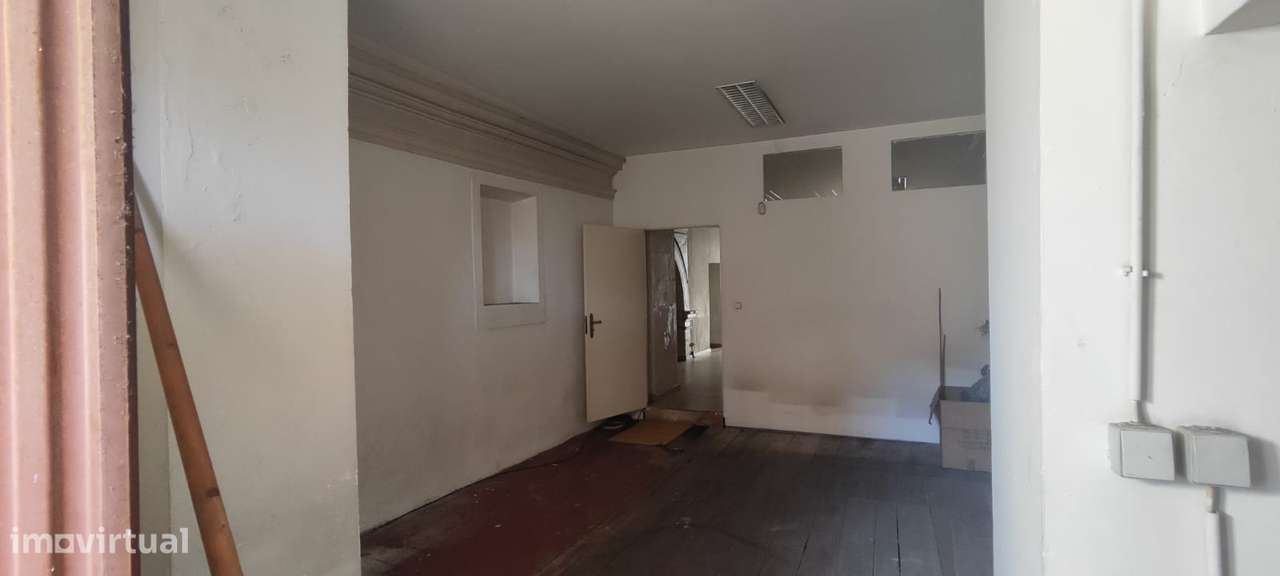 magnifico espaço comercial na Rua da Sofia, junto à Câmara Municipal-8