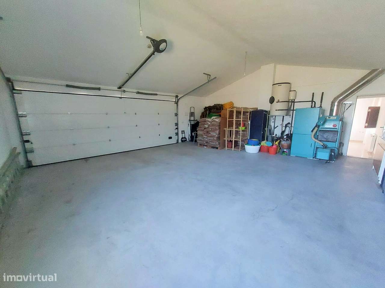 Moradia T3 isolada com jardim, terraço e garagem-12