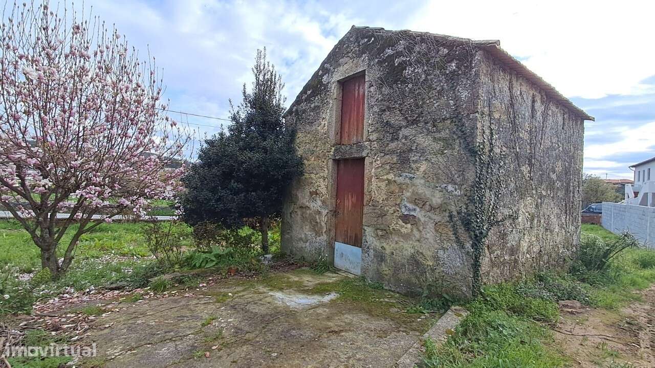 Moradia para recuperar V2 Macieira de Sarnes Oliveira de Azeméis - Grande imagem: 2/18