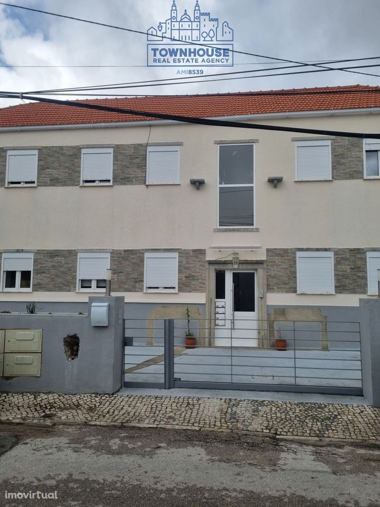 Apartamento T3 totalmente remodelado e equipado, 2 casas de banho e pa