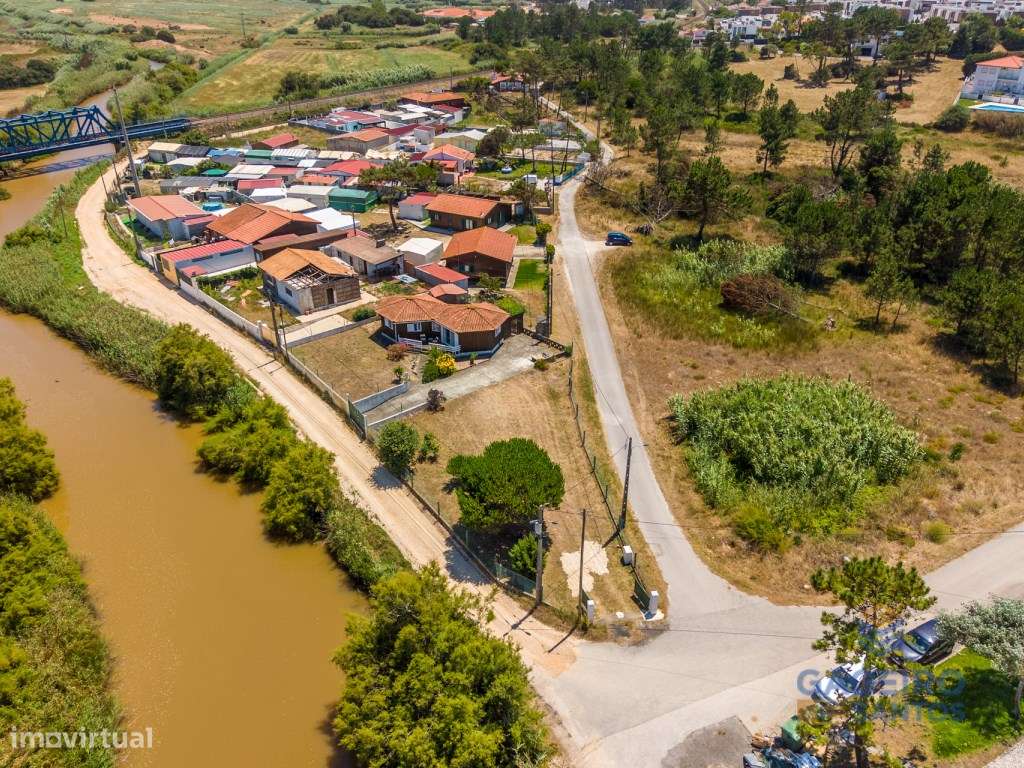 Moradia independente com amplo terreno e privacidade junto à praia-23