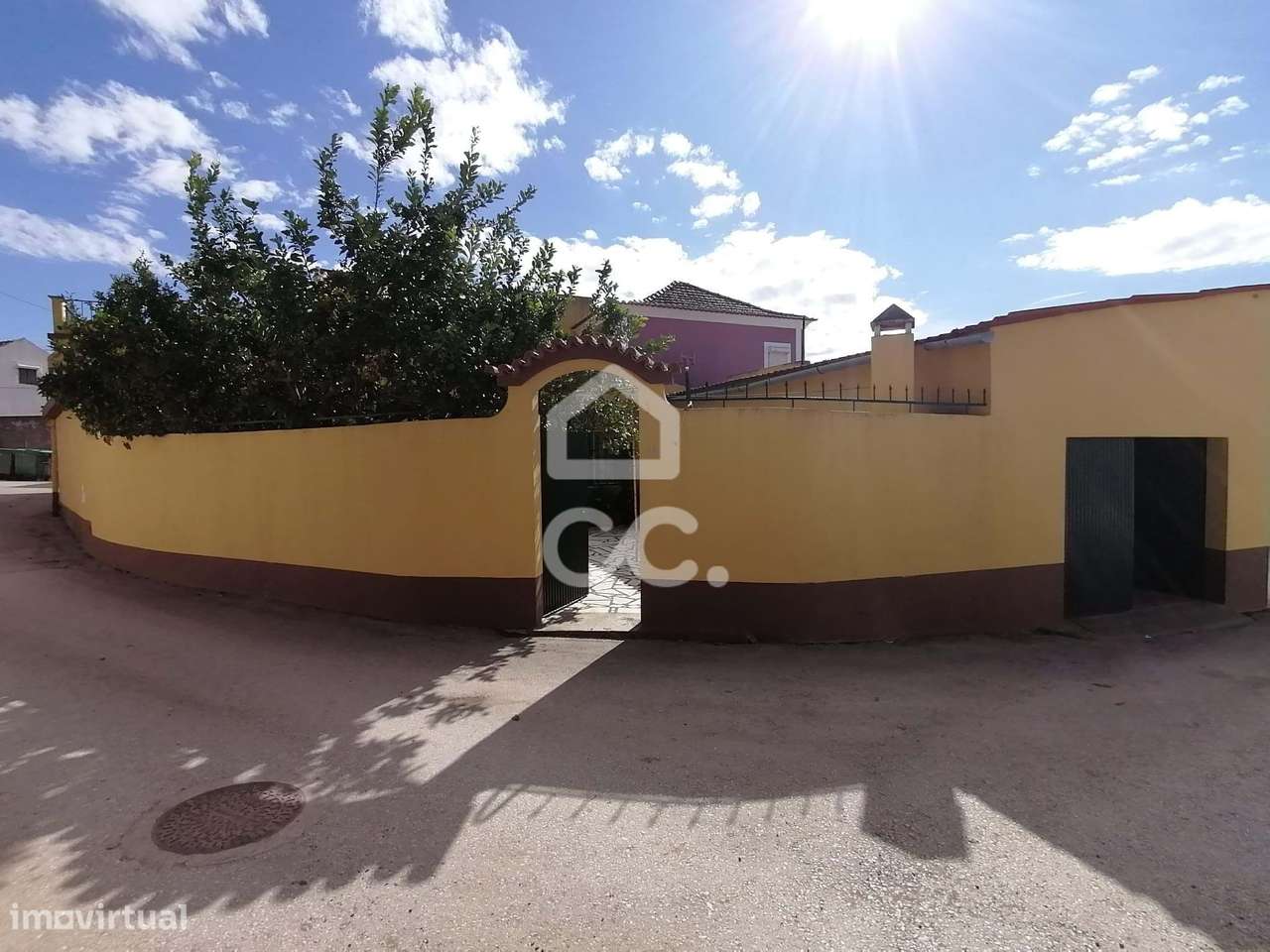 Moradia espaçosa com muita luz, fantásticos espaços exteriores e enorm - Grande imagem: 4/42