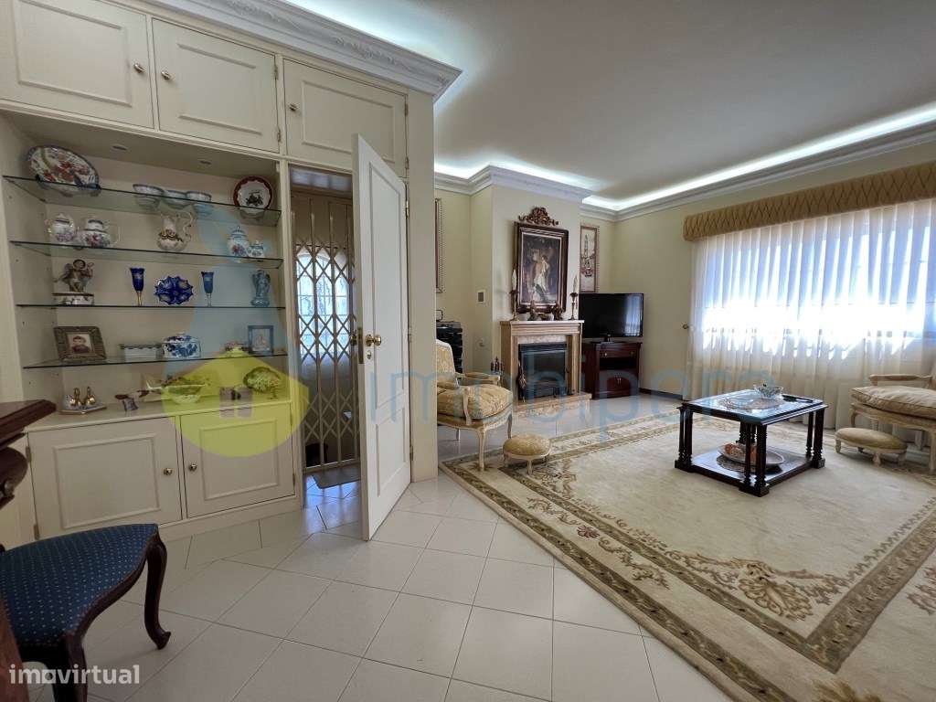 SOBERBA MORADIA T6 COM CASA DE HOSPEDES EM ANEXO-31