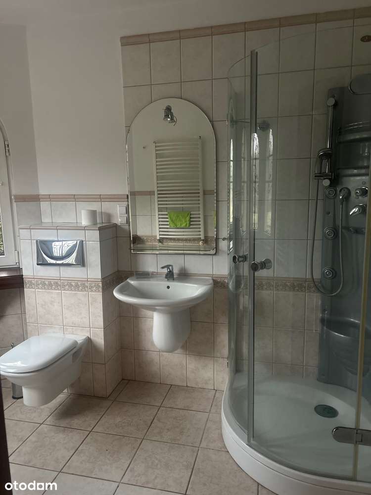 Przestronny dom z pięknym ogrodem w klimacie mini zamku-15