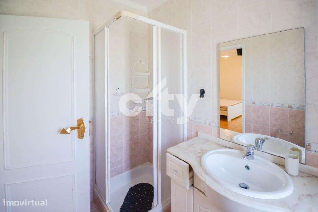 MORADIA T4  COM GARAGEM, LOTE -700 m2, ÁREA DE CONSTRUÇÃO 363 m2-12