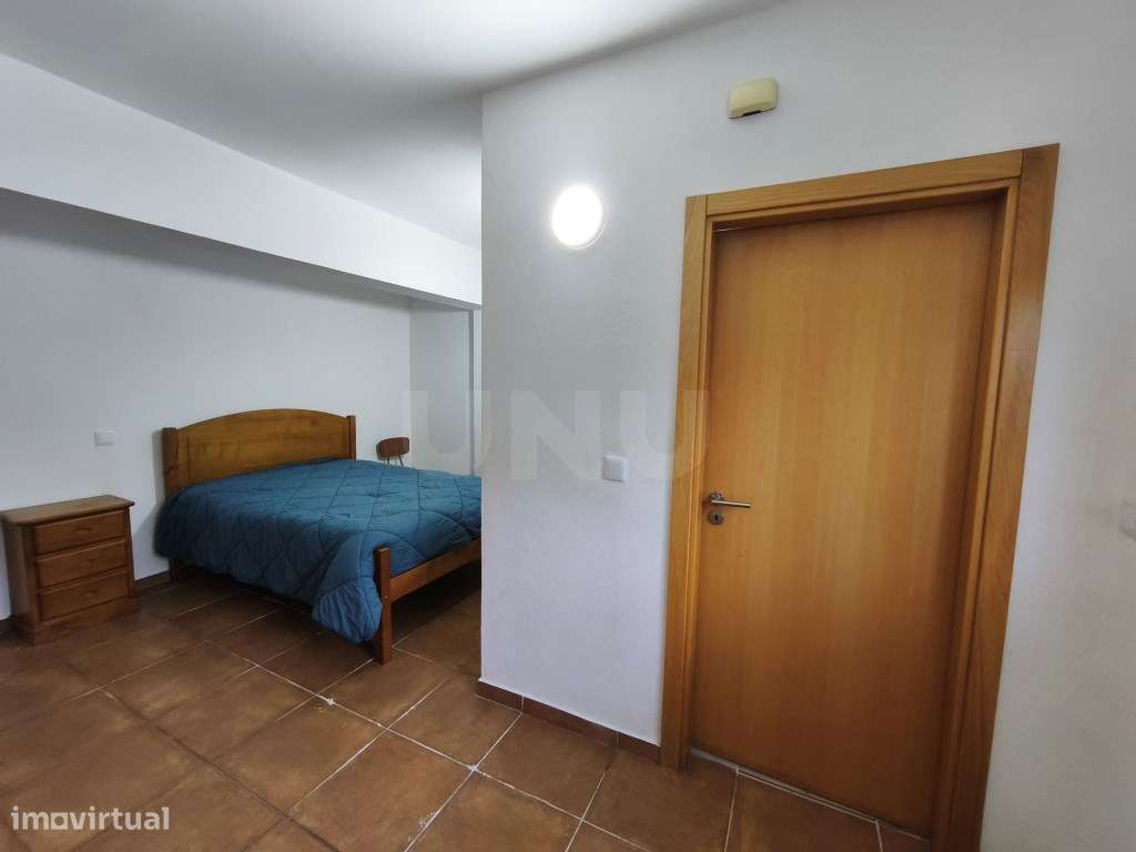 Oportunidade absolutamente imperdível - Moradia com parte renovada ...-16