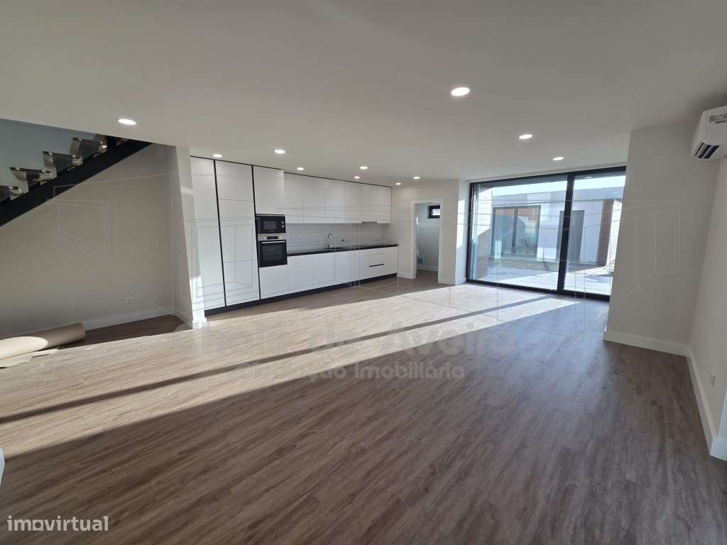 Moradia unifamiliar geminada T3, de 2 pisos, com garagem, anexos e ...-6