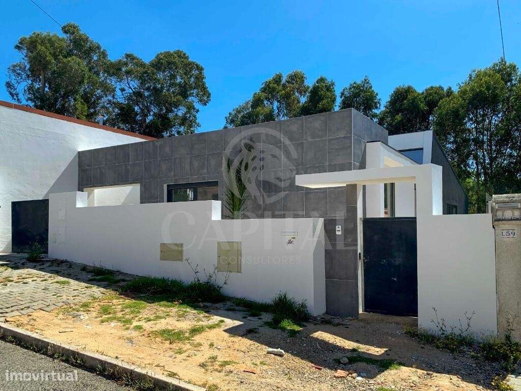 Moradia T3 com piscina, na Sobreda-31