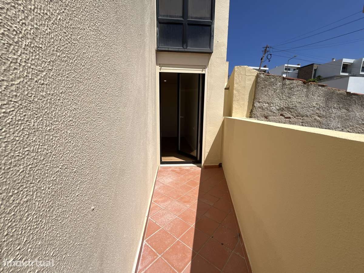 Apartamento T2 totalmente renovado, vista mar-29