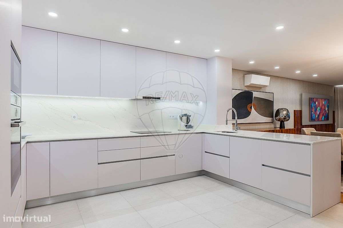 Moradia de Luxo T3+1 com Piscina Aquecida -300m da Praia em Matosinhos-5