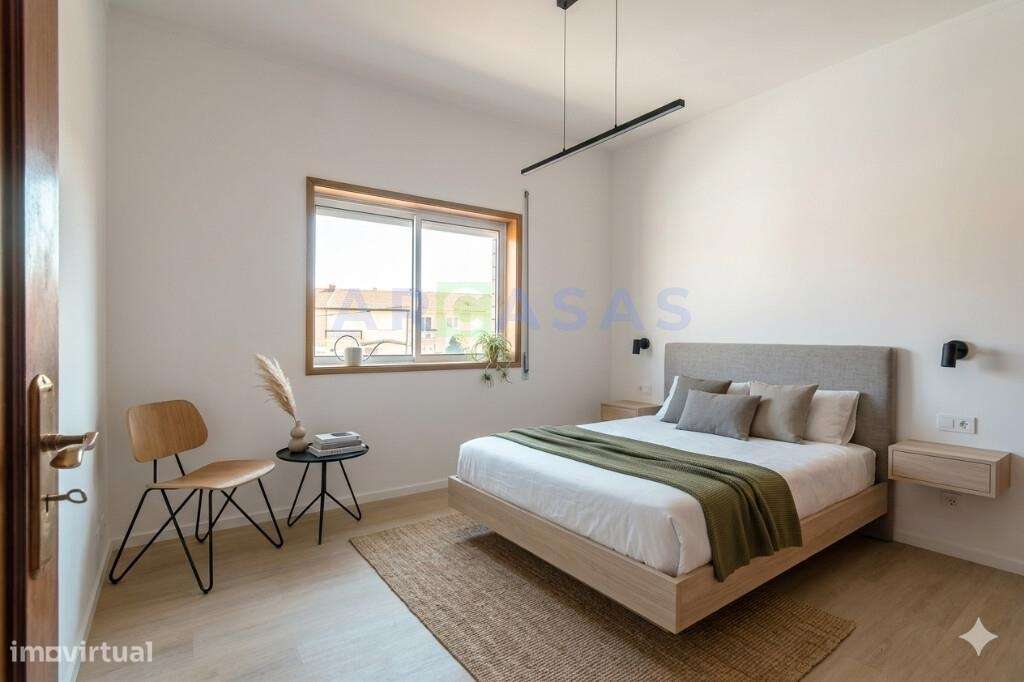 Apartamento T2 renovado, com lugar de garagem e varanda em Baguim do M-13