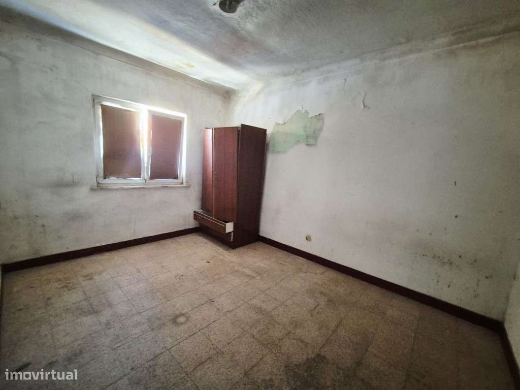 Edifício no centro de Milfontes-15