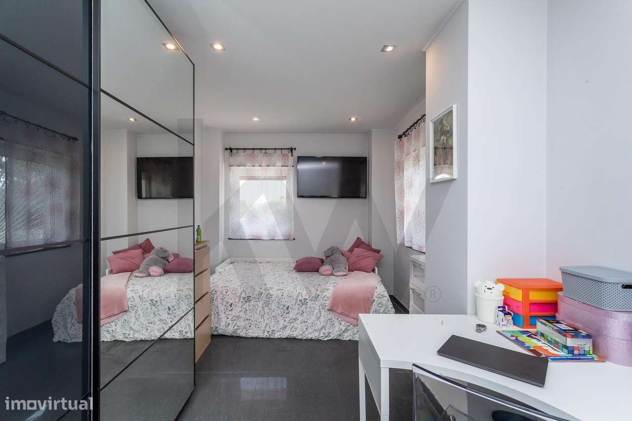 Exclusivo Duplex T3 Remodelado com Garagem Box Independentemente na Ri-23