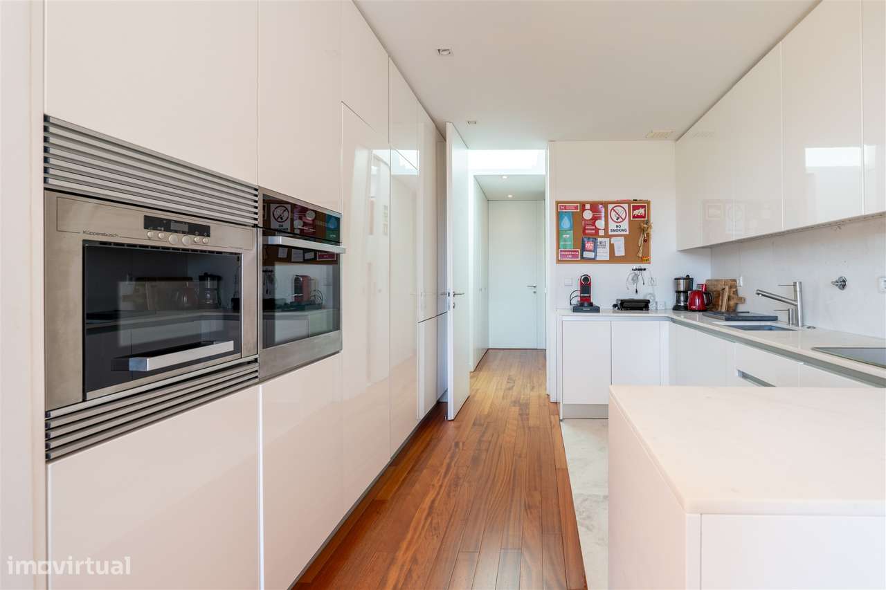 Moradia T4 com piscina, jardim e vista tranquila-6