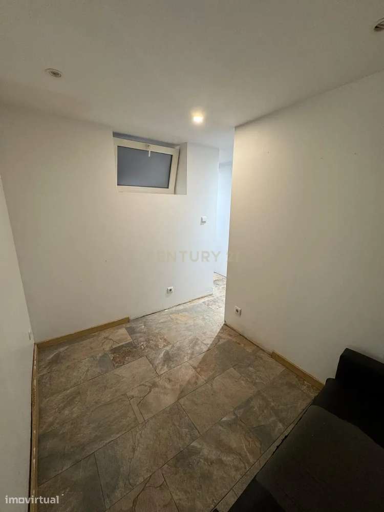 T2 Renovado no centro do Porto – Acesso direto a pátio + arrumo com lu-19