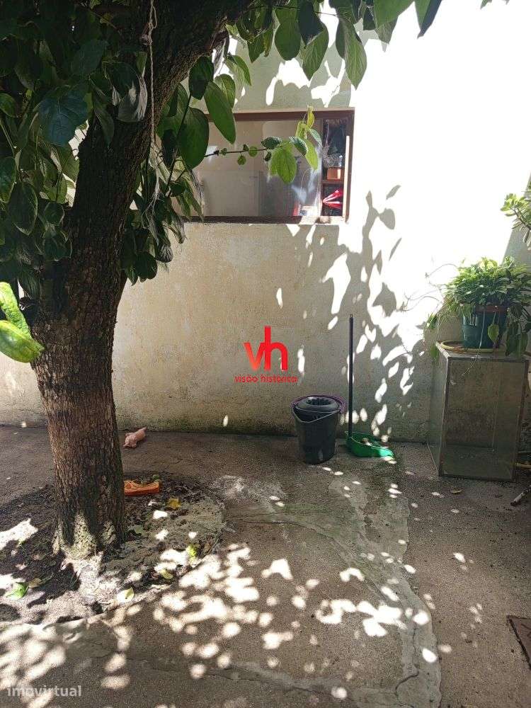 Vende-se Moradia ao Carvalhido com Potencial de Investimento-11