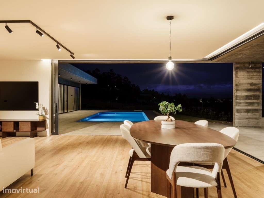 Moradia Térrea com Piscina Infinita e Vista Panorâmica sobre o Vale-26