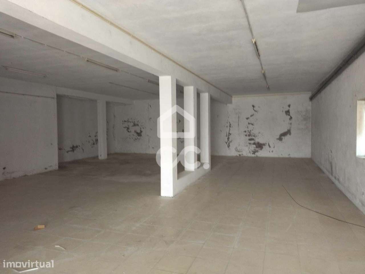 Armazém em Candoso Santiago - Guimarães - Grande imagem: 1/4