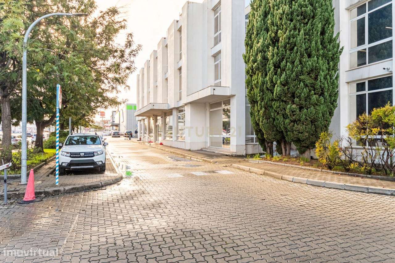 Edifício de escritórios moderno em Carnaxide, Oeiras - Grande imagem: 3/38