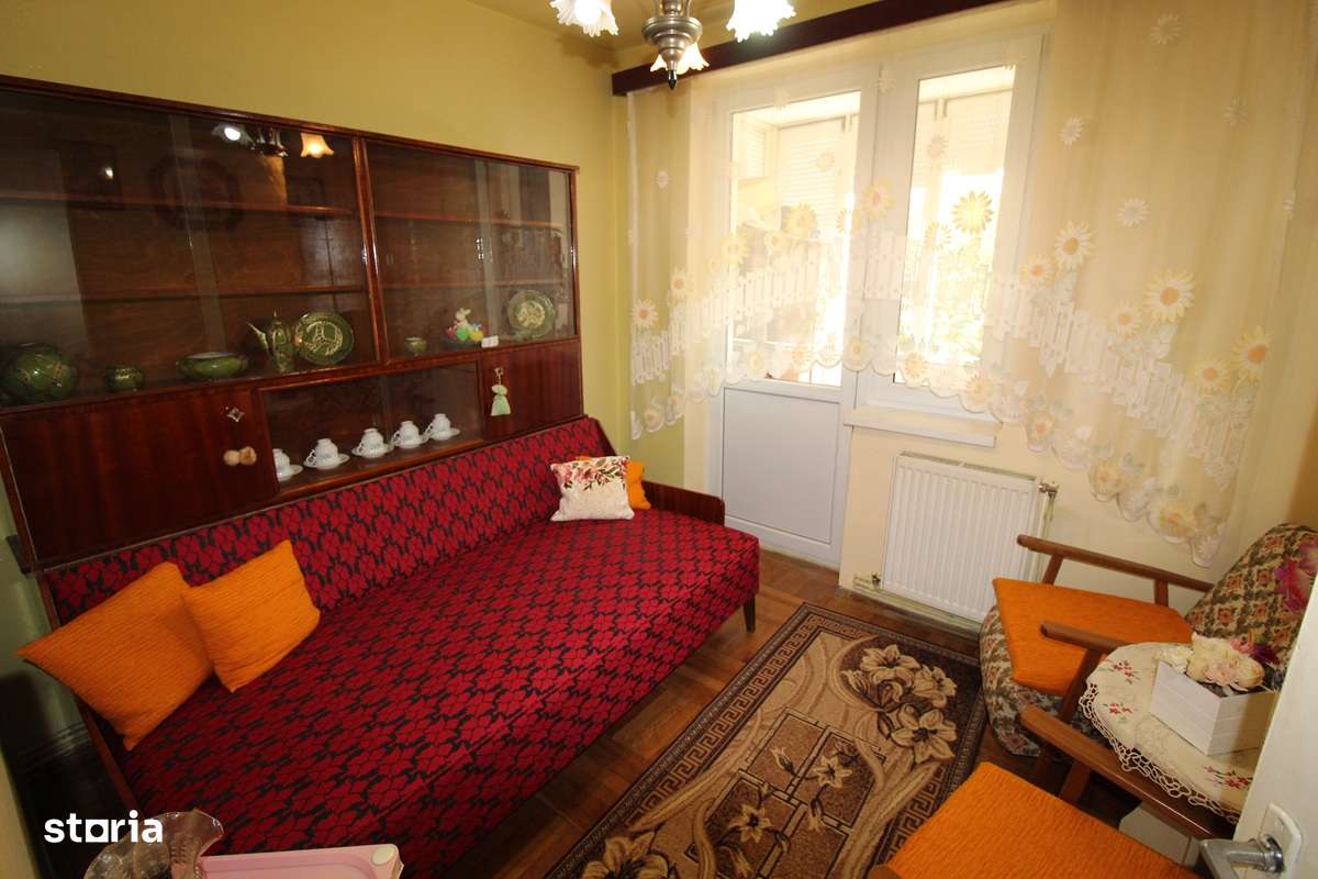 Vând apartament 4 camere în Hunedoara, zona OM-Str.Mățișorului, et. 2-4