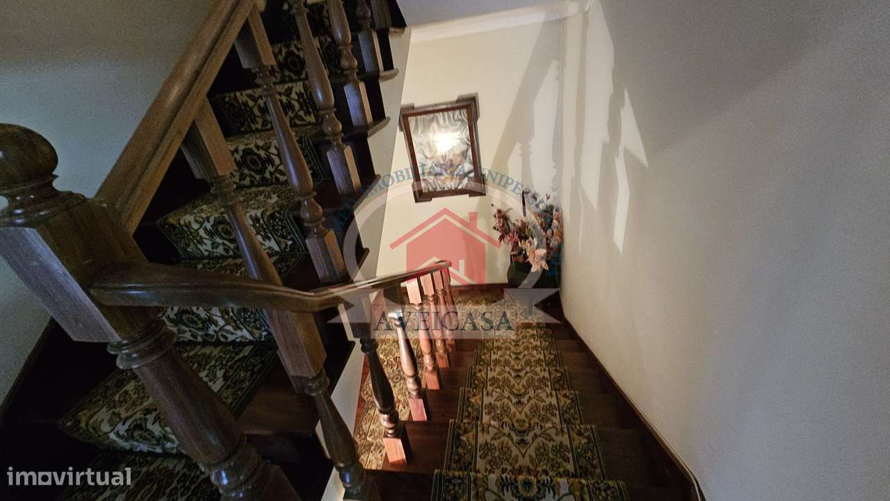 Moradia isolada T5 em bom estado com quintal e garagens-29