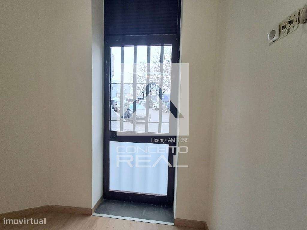 Loja totalmente renovada – Pronta a iniciar atividade – a 400 m da Est-14