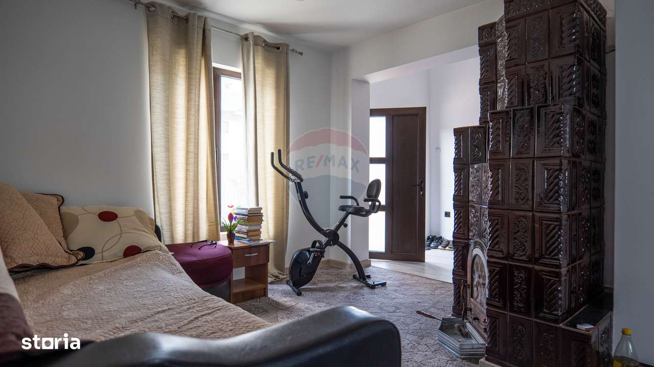 Vanzare vila si spațiu comercial, cu gradina si garaj-zona Corbii Mari - Imagine principală: 5/20