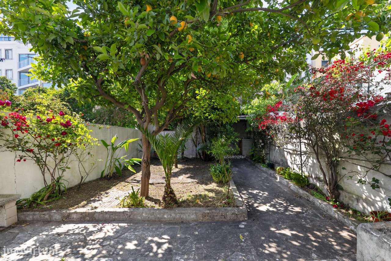 Apartamento T2 1 Com Patio De 95M2 Na Estrela Para Remodelacao