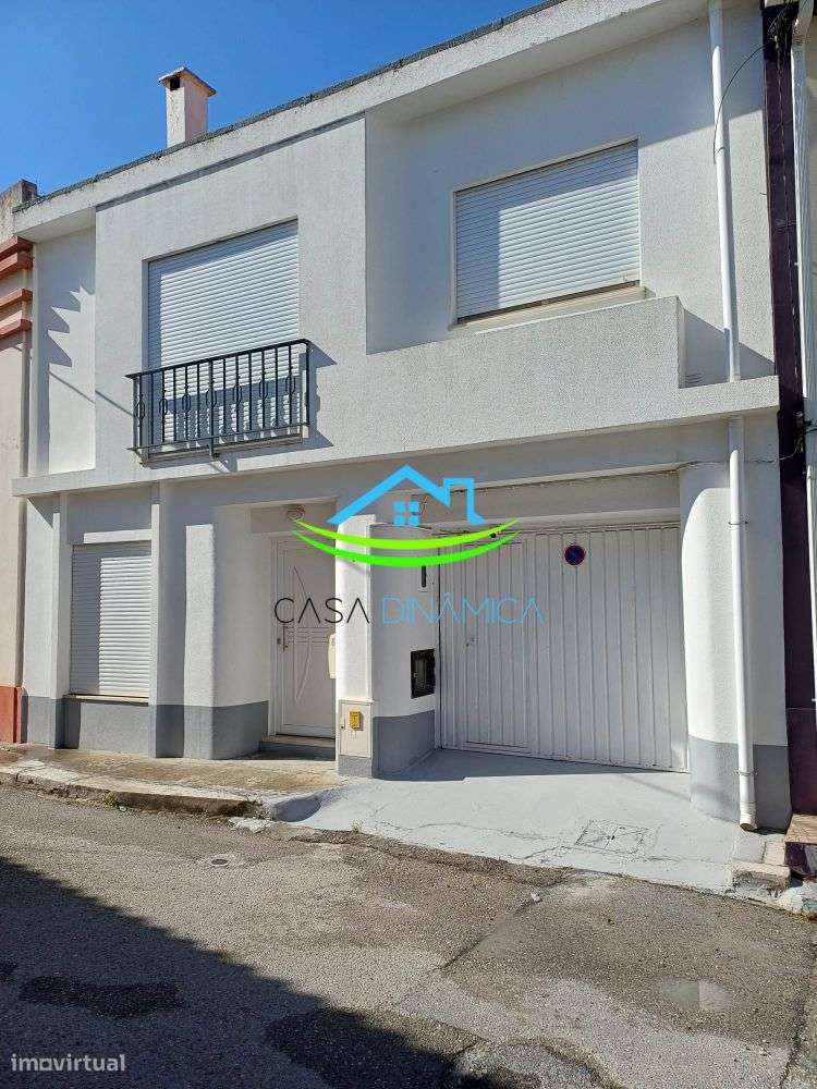 Moradia T4 com Garagem e Terraço em Tavarede-1