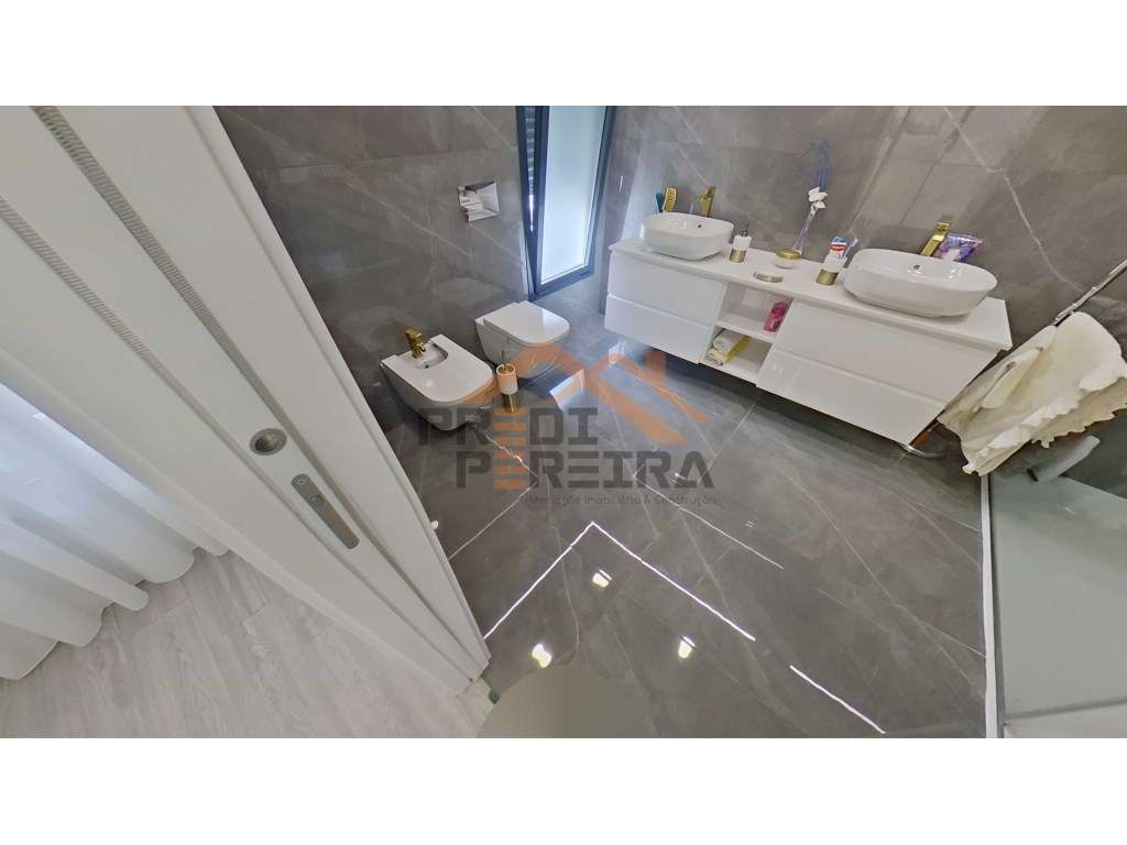 Moradia T3, situada no Casal da Silveira, em Famões-46