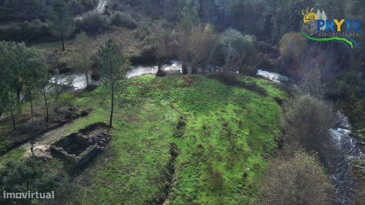 Ruína a confinar com Ribeira - Grande imagem: 3/23