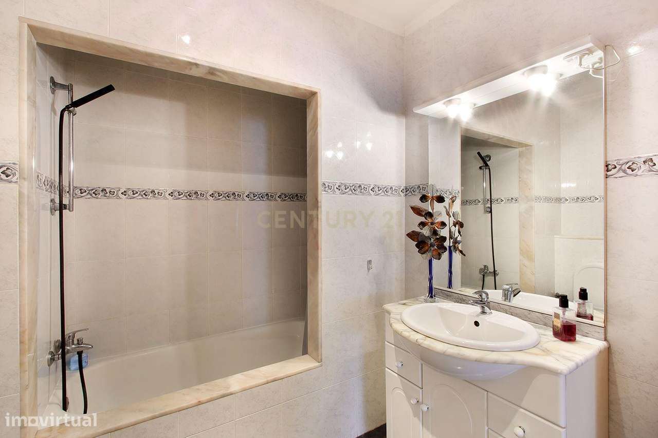 Apartamento T2 na Tapada das Mercês-13