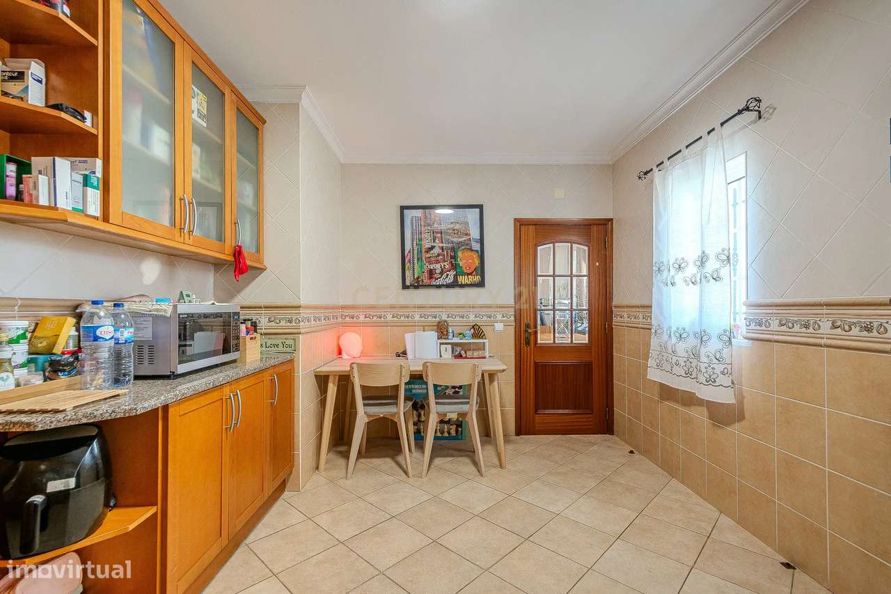 Moradia T2 Geminada C/ 2 Apartamentos Independentes e 238 M2 de Área E-9