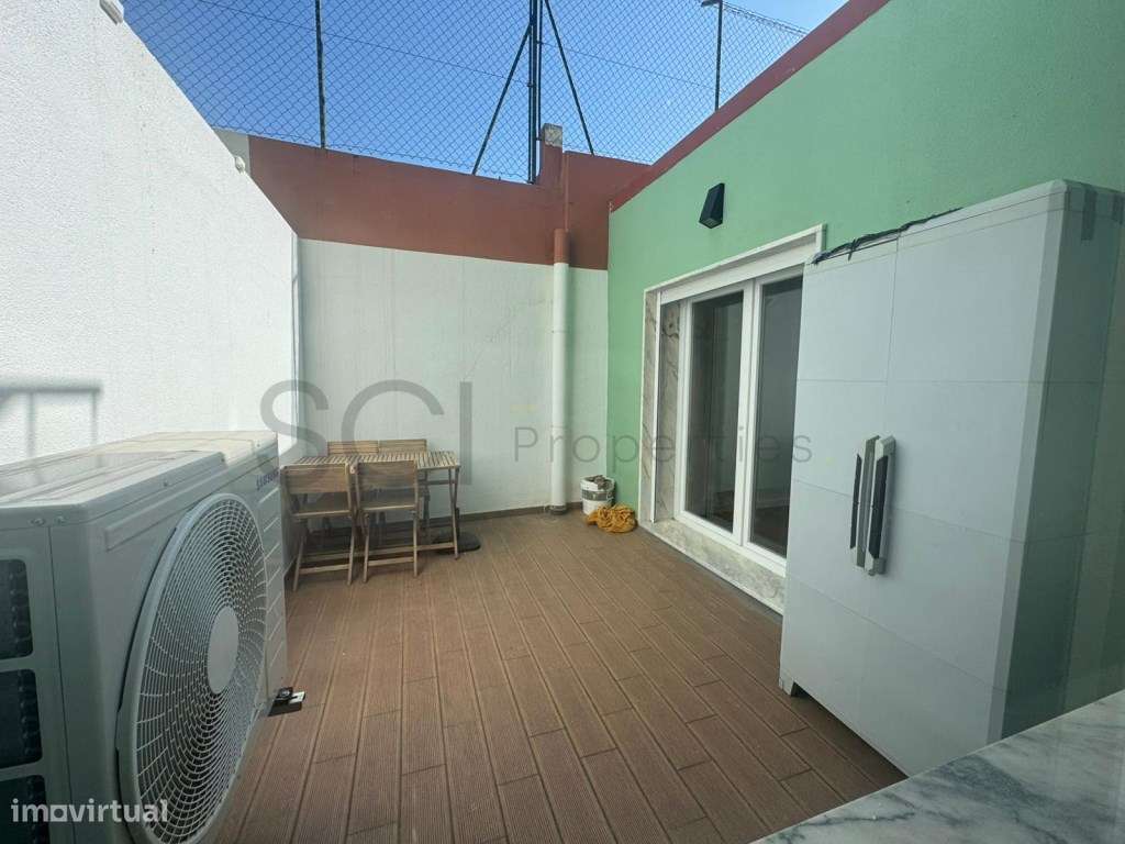 Apartamento T2 Centro de Almada Remodelado com Terraço-12
