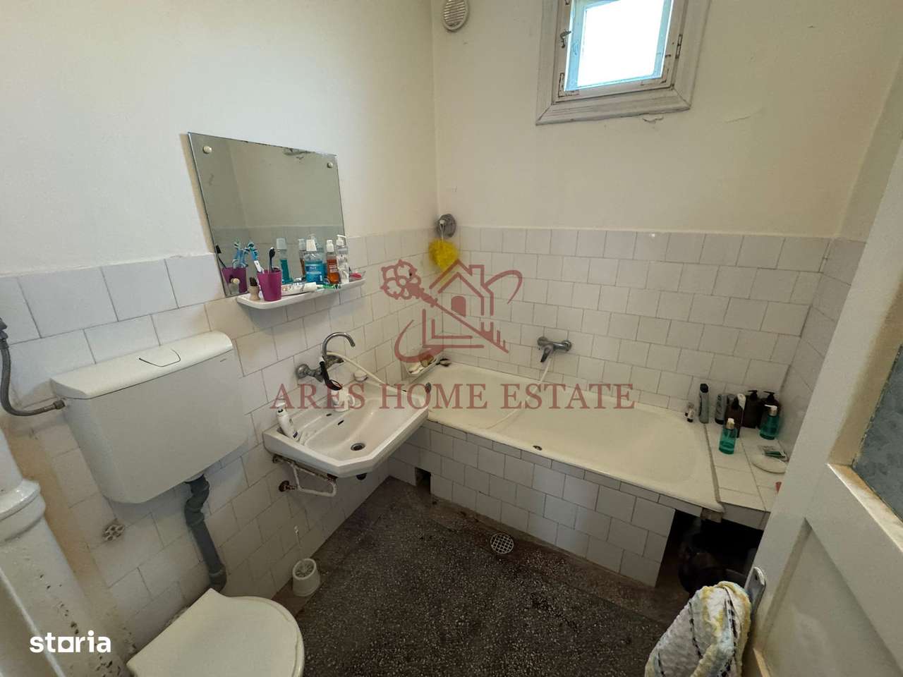 Investiție cu potențial: 2 apartamente + mansardă – Comison 0-9