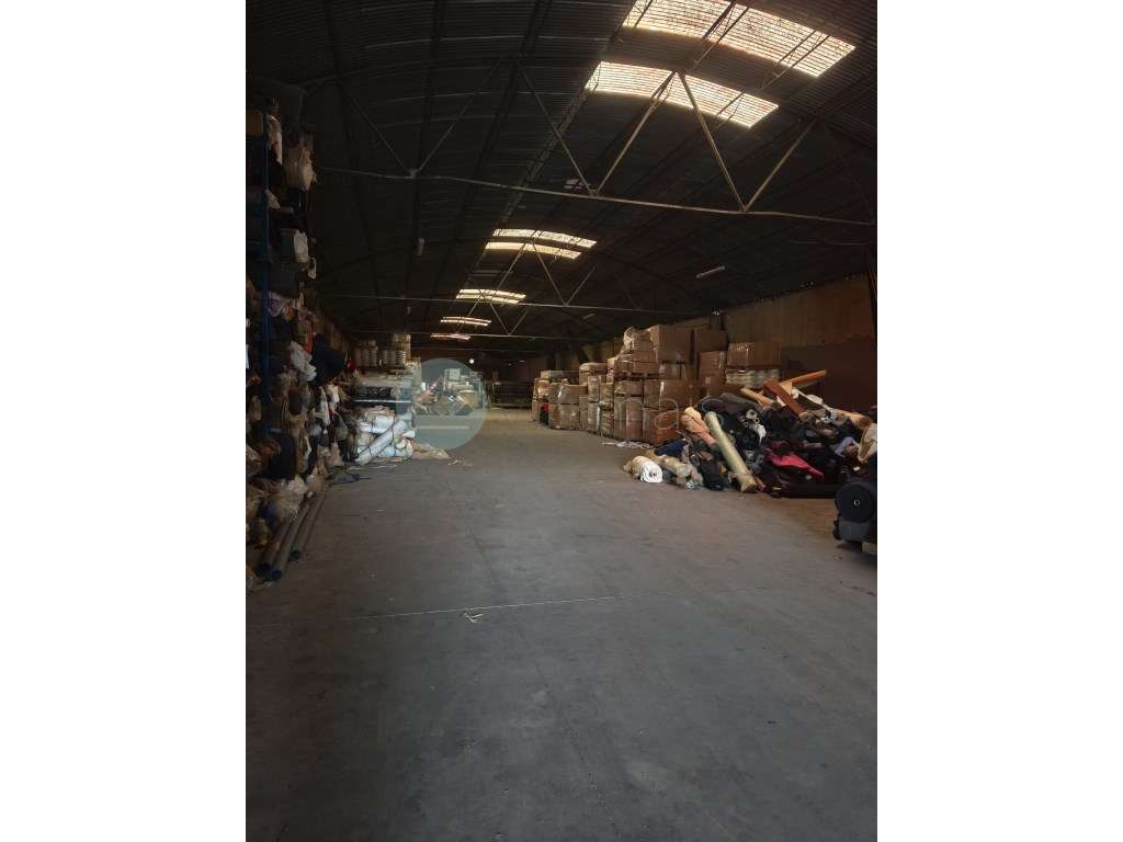 Armazém- 1.170 m² | Rua das Fábricas, Baguim do Monte - Grande imagem: 4/5