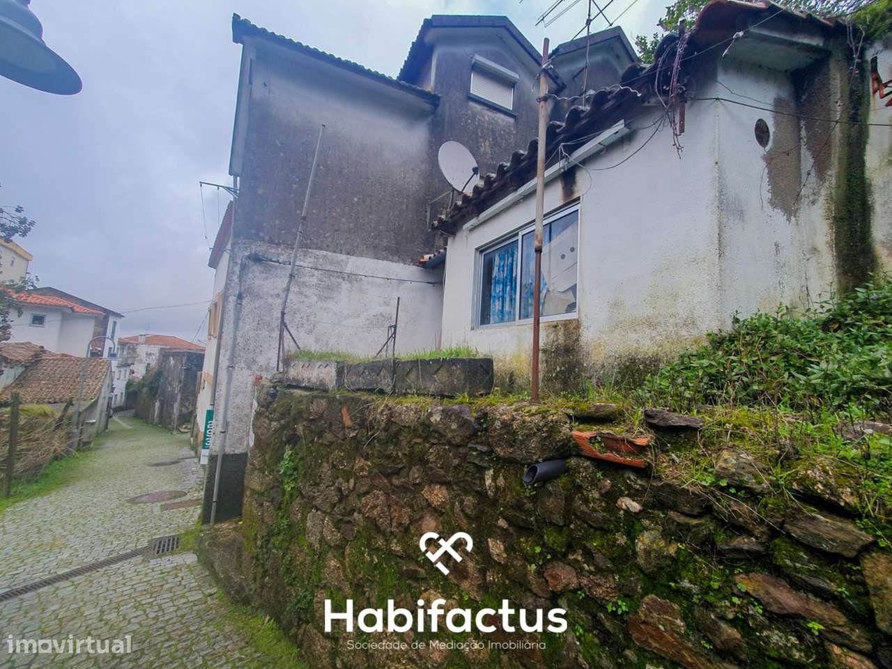 Moradia para reconstrução na Zona Histórica de Seia - Guarda. - Grande imagem: 3/35