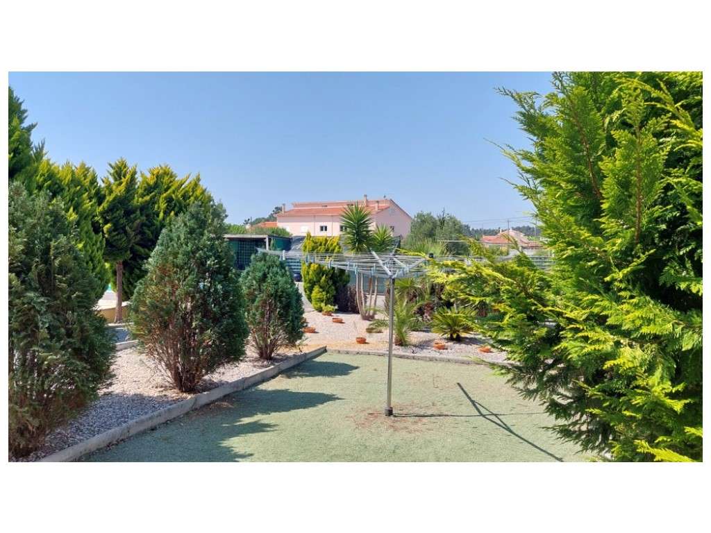 Moradia térrea, individual T4 com piscina e jacuzzi, zona Coimbrão-37
