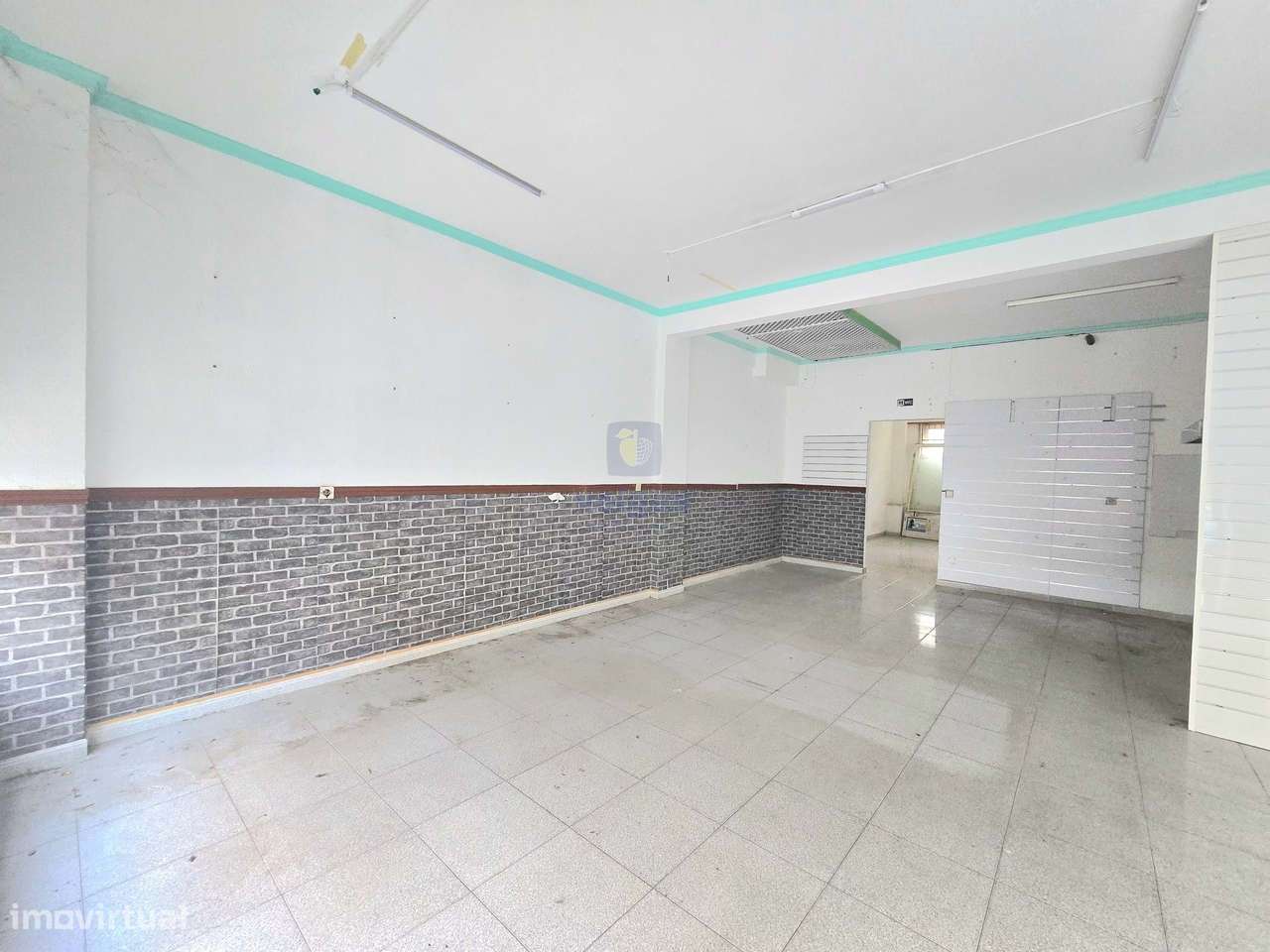 Loja ampla com espaço de estacionamento e arrecadação a poucos minutos - Grande imagem: 5/15