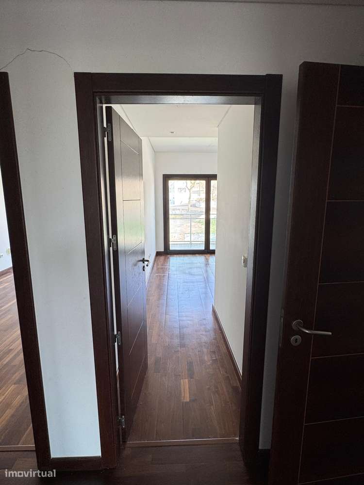 T4 com varanda, garagem e acessibilidade, 195m²-27