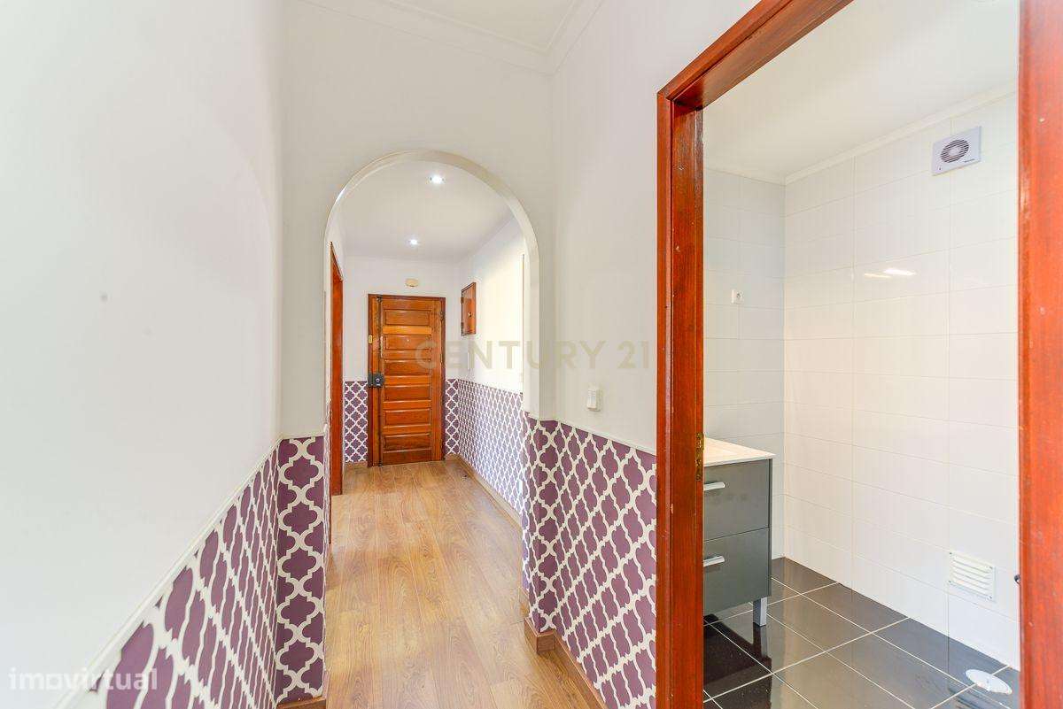 Apartamento T2 com 75 m², situado numa zona central e muito procurada-9