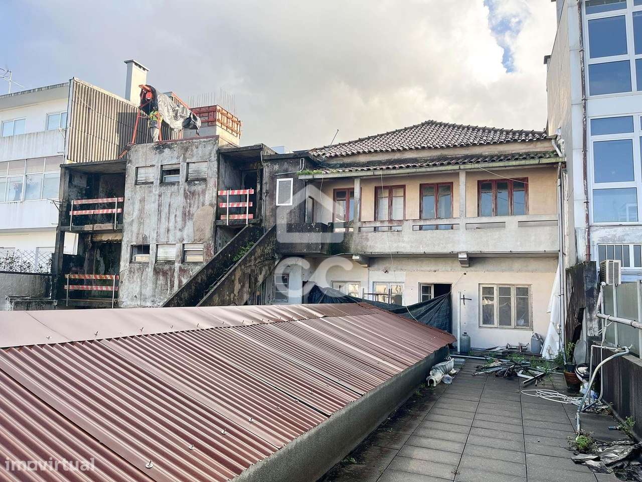 Prédio com Loja de 489 m² e 2 Apartamentos no Coração de Vila Nova de-33