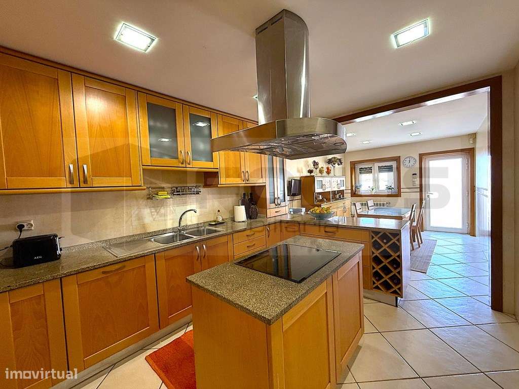 Espaçosa moradia T4 para venda em Esgueira-9