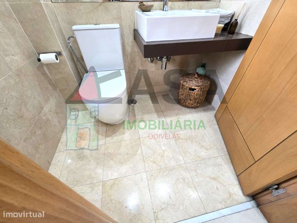 Moradia T4 com Terraço e Vista Desafogada em Loures-14