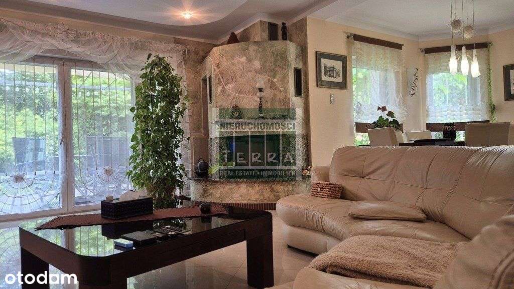 Uroczy dom na przedmieściach.-15