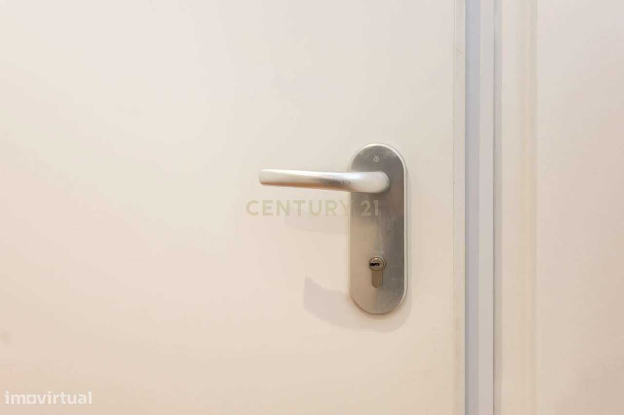 Apartamento T2 c/arrecadação e parqueamento - Laranjeiro - Grande imagem: 4/42