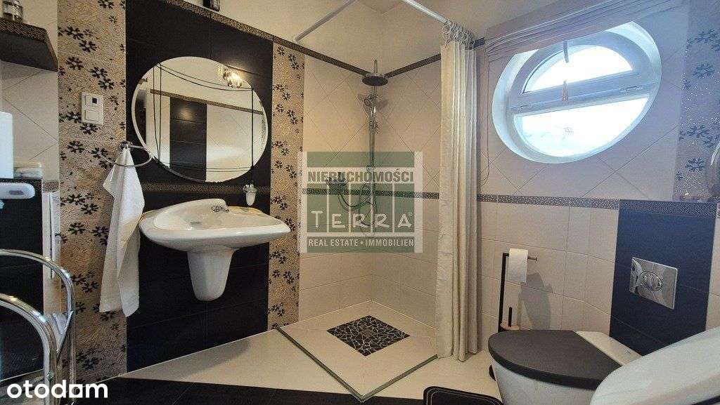 Uroczy dom na przedmieściach.-18